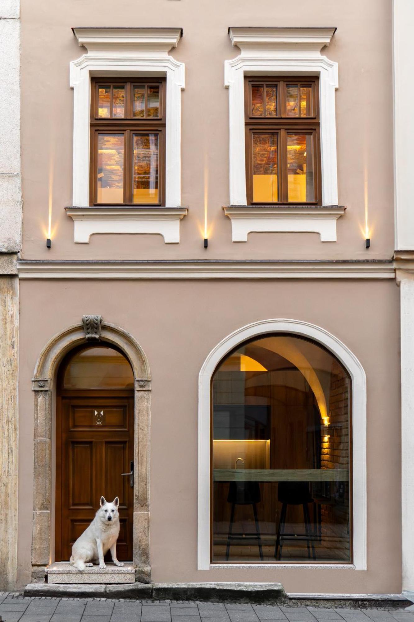 אולומוץ White Wolf Boutique Apartments מראה חיצוני תמונה